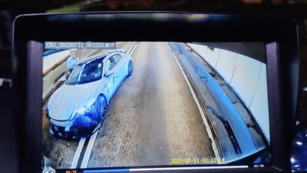 隧道內其他車輛「車cam」拍到,車禍後保時捷車頭調轉掉頭停在管道之內,男司機步出車外了解情況。 隧道內其他車輛「車cam」拍到,車禍後保時捷車頭調轉掉頭停在管道之內,男司機步出車外了解情況。