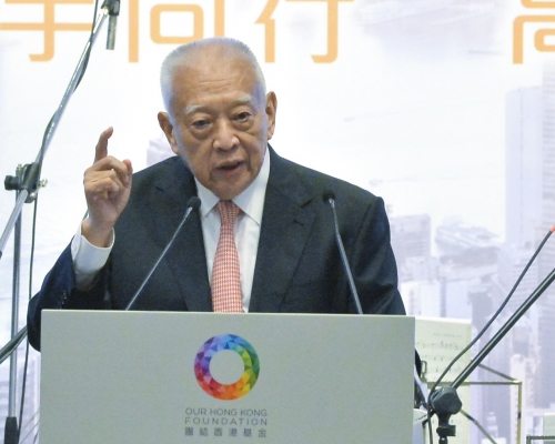 董建華指香港分化加劇損優勢。
