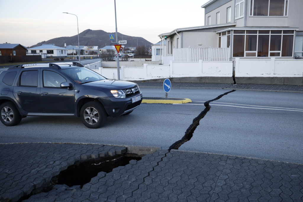 地震令当地道路损毁。美联社