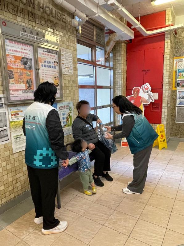 有房署人員了解居民需求,並上門送水。FB:房委會 有房署人員了解居民需求,並上門送水。FB:房委會