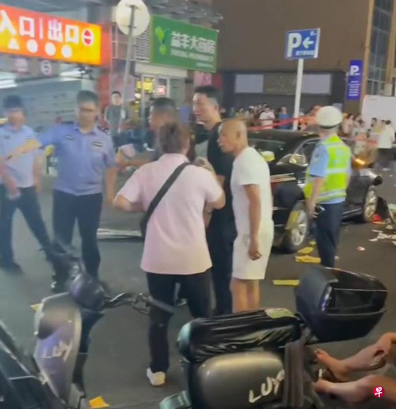 武漢有司機連撞多車及多名途人。X