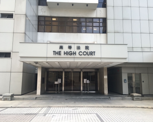 基於保安考慮，法庭使用者不得從外面帶水和飲品進入受管制區域。