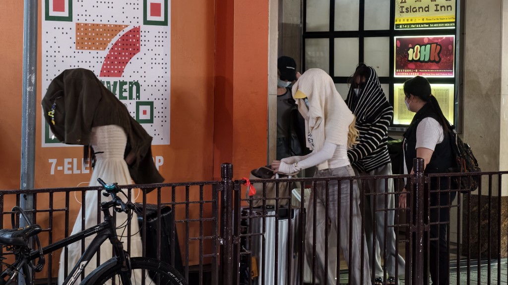 行動中，128名男女被捕，包括未成年少女及跨性別人士，涉及多個不同國籍。黃文威攝