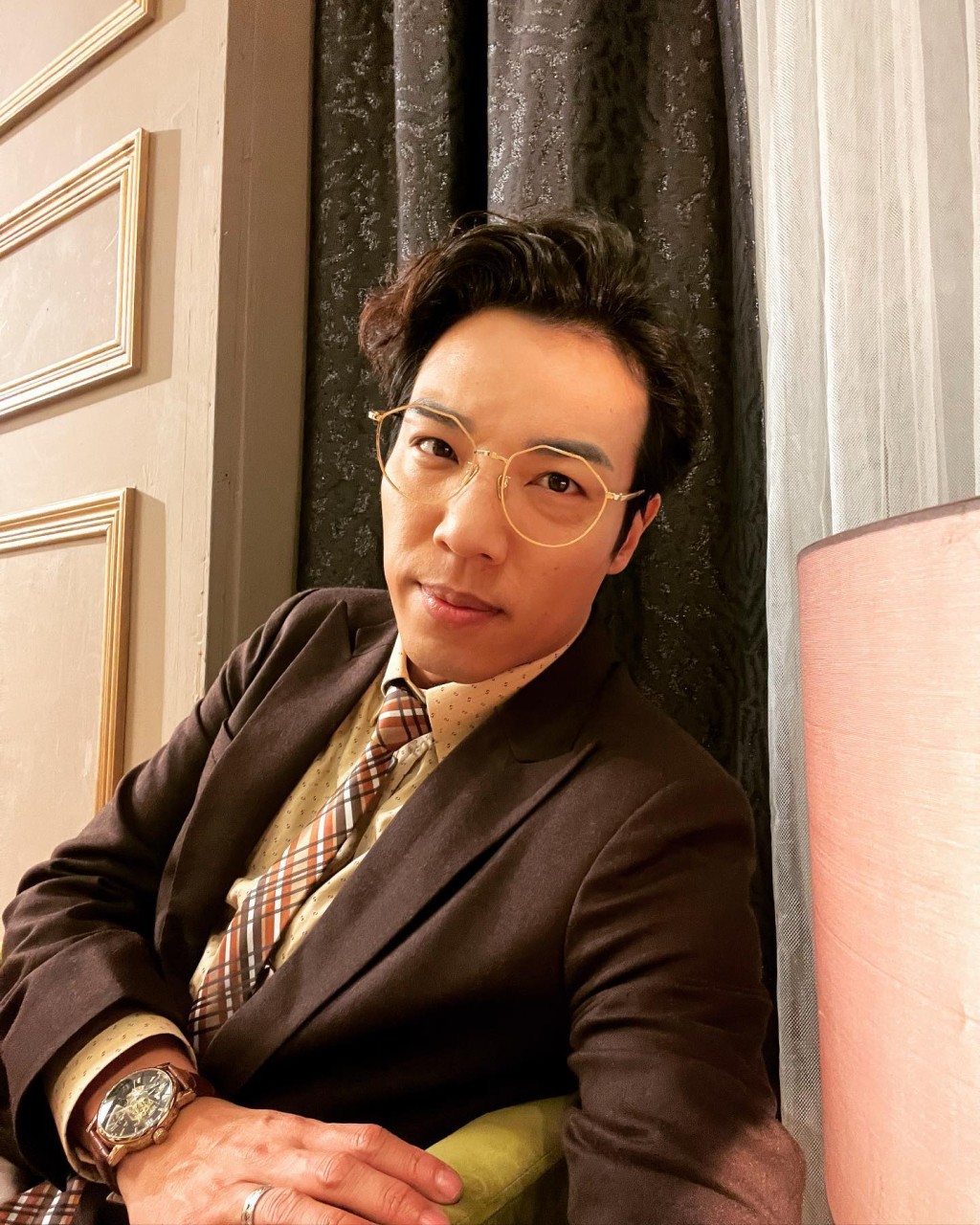 郑世豪在TVB处境剧《爱．回家之开心速递》饰演“细龙生”非常入屋。