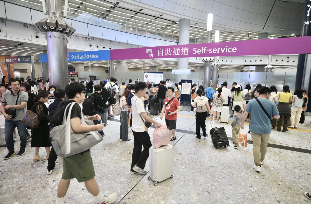 西九高鐵站擠滿返回內地的旅客。陳浩元攝
