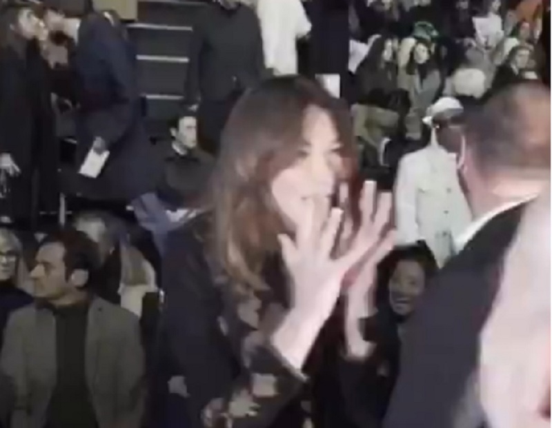 布魯尼(Carla Bruni)在時裝秀上拿新冠疫情開玩笑,假扮咳嗽取樂。網圖
