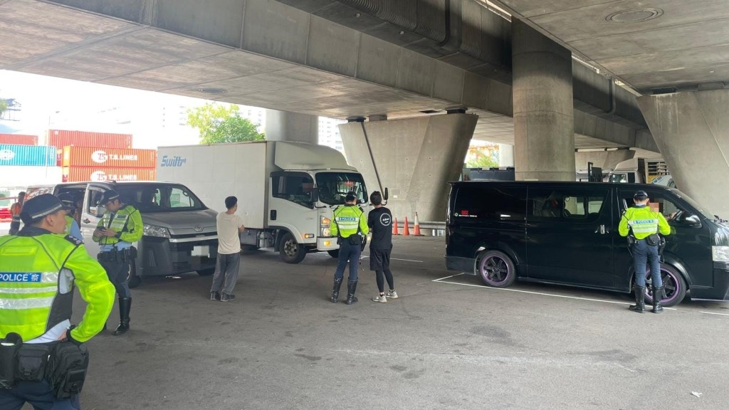 警方葵青區打擊殘缺或非法改裝車輛 檢控4輕貨司機。警方圖片