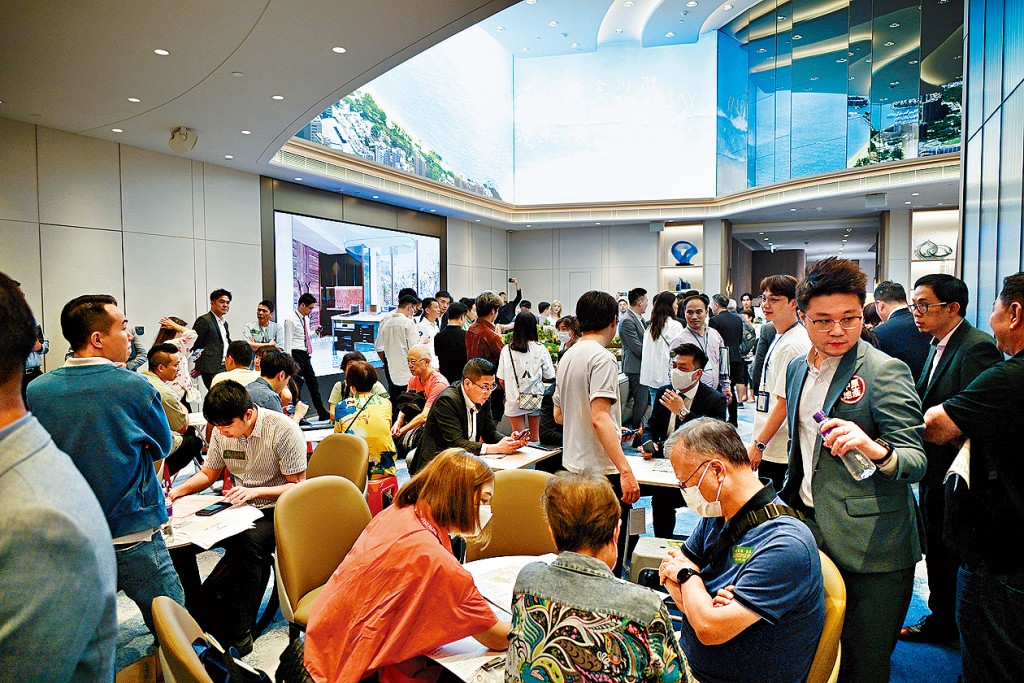 旭日國際黃金海灣．意嵐昨正式開放示範單位參觀，首日即錄逾1500參觀人次。