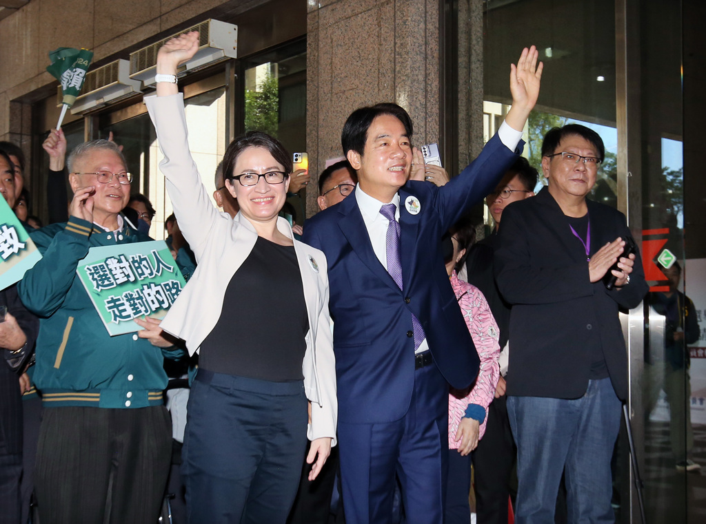 民进党赖清德及萧美琴早前往中选会登记，参加台湾2024大选。中时新闻网