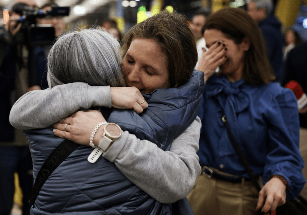 大量旅客急於離開中東回國。路透社