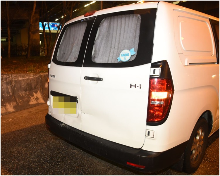 客貨車輕微損毀。