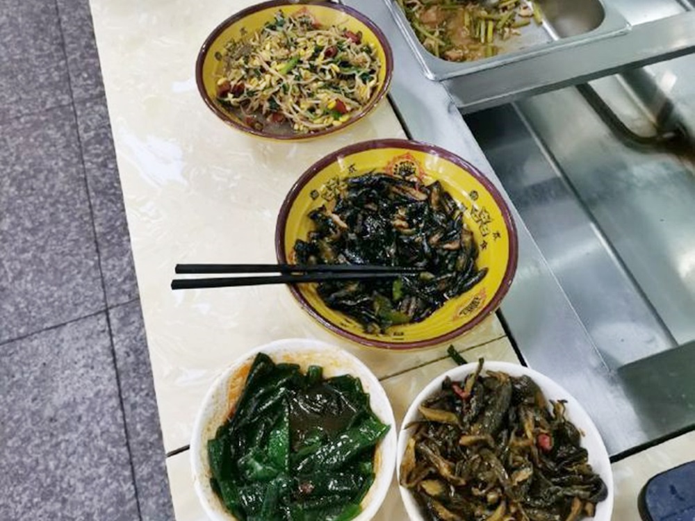 學童只能吃剩菜。網圖