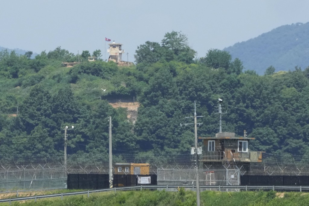 南韩京畿道坡州隔著围墙与防护网和北韩相望。美联社