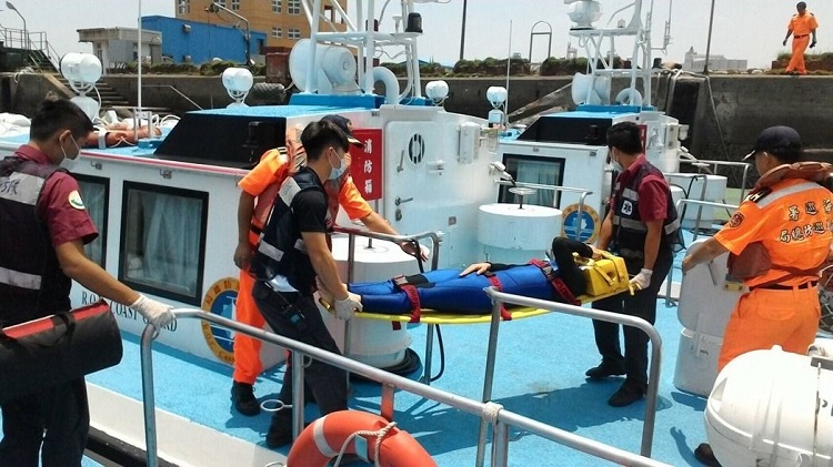 空勤總隊隊員獲救後立即送醫。網上圖片