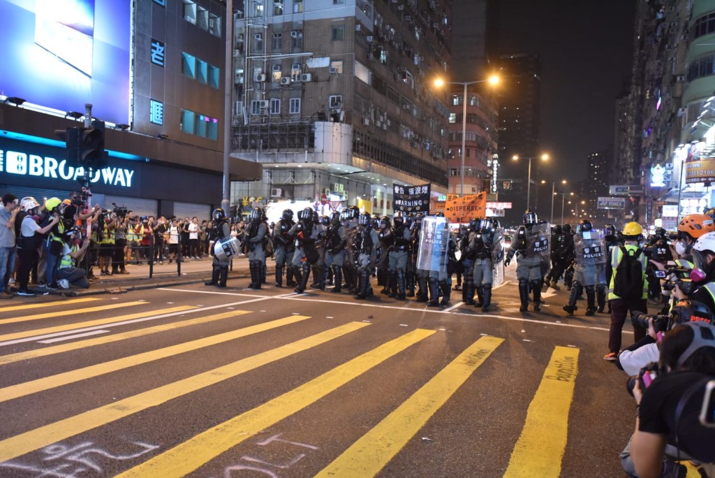 警方發射催淚彈