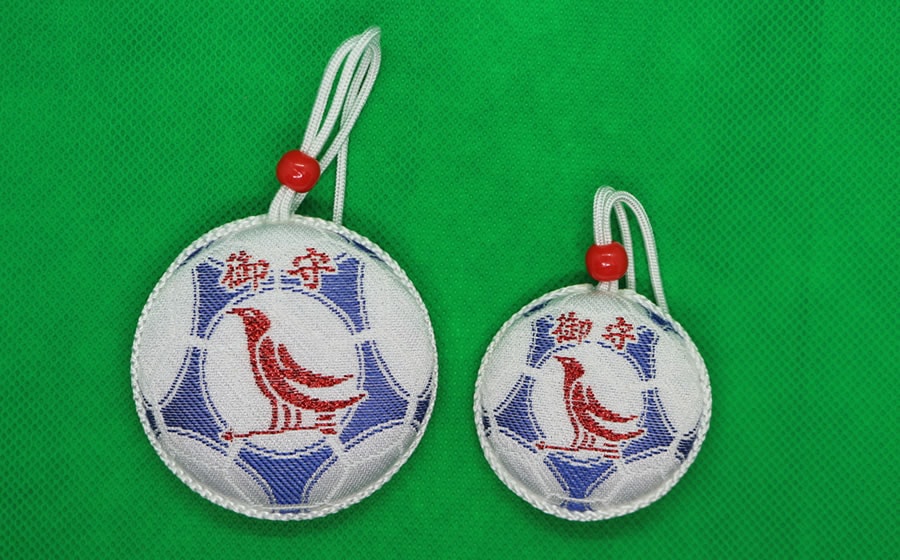 在弓弦羽神社可購得足球造型的御守。