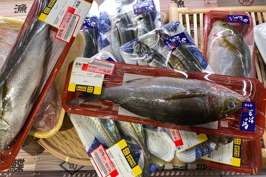 超市有海鱼减价求售。禇乐琪摄