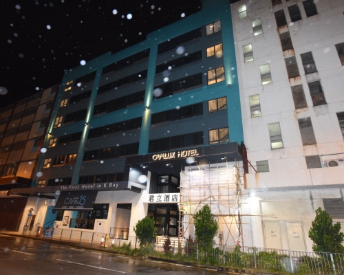 事發酒店位於九龍灣宏基街。
