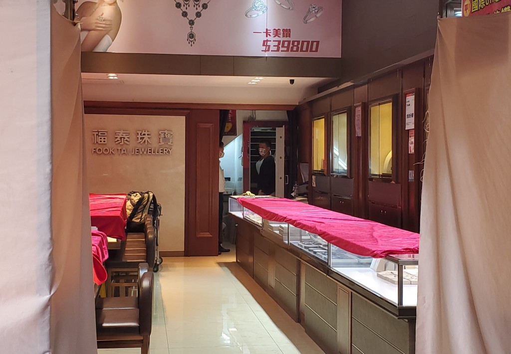 至下午4時半左右,有裝修工人搬多件大型物件進入珠寶店內。