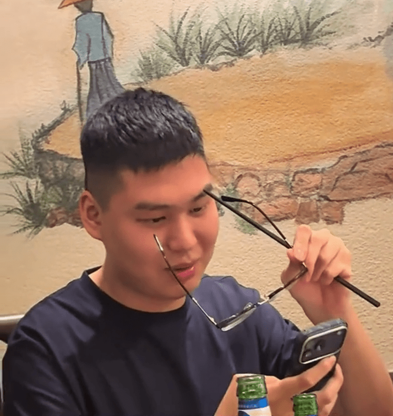 眼鏡男興幸毫髮無損。