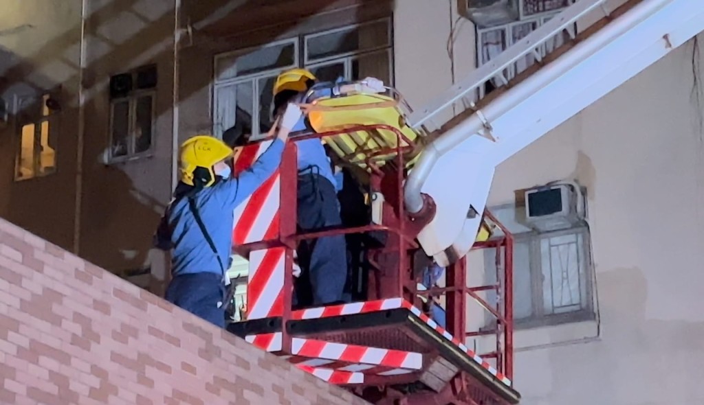 消防到場架起升降台，從一樓平台把事主救下，由救護車送醫院搶救，惟事主於21日零晨零時45分宣告不治。