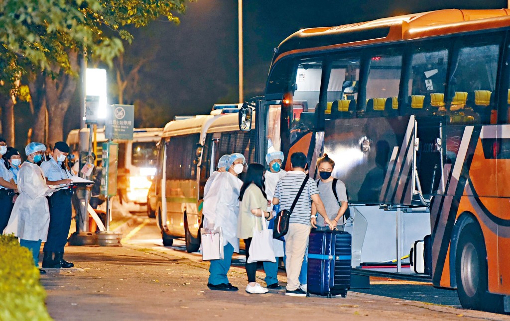 ■當局安排多輛旅巴，冀在短時間接走數百居民。