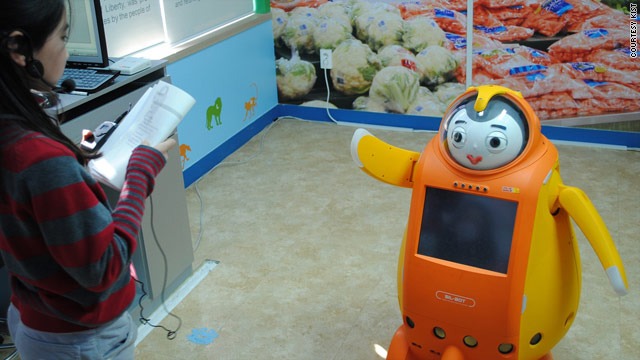 南韓一名學童嘗試對着機械人練英語。網上圖片