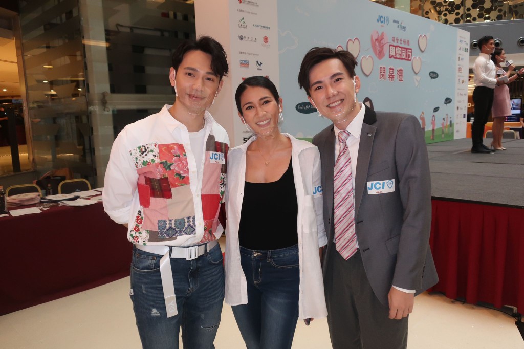 （左起）王梓轩、菲裔演员姬素孔尚治及何弘轩今日到九展出席让爱全接触与你同行闭幕礼。