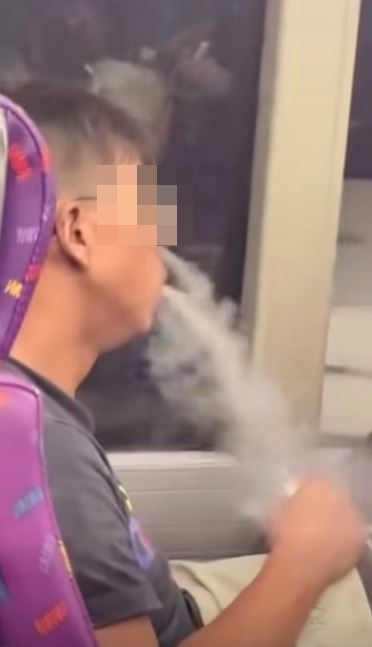 之後他從口鼻間噴出長長的白色煙霧。fb「車cam L（香港群組）」影片截圖