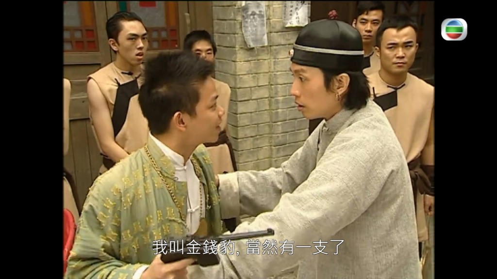 羅天池（右一）在TVB最初只是擔任閒角，經常擔任「佈景板」。