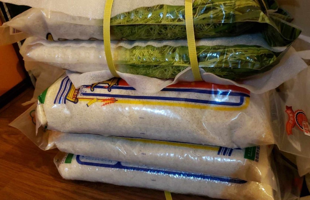 有港人購買了多包白米應對災難。 網上圖片 有港人購買了多包白米應對災難。 網上圖片