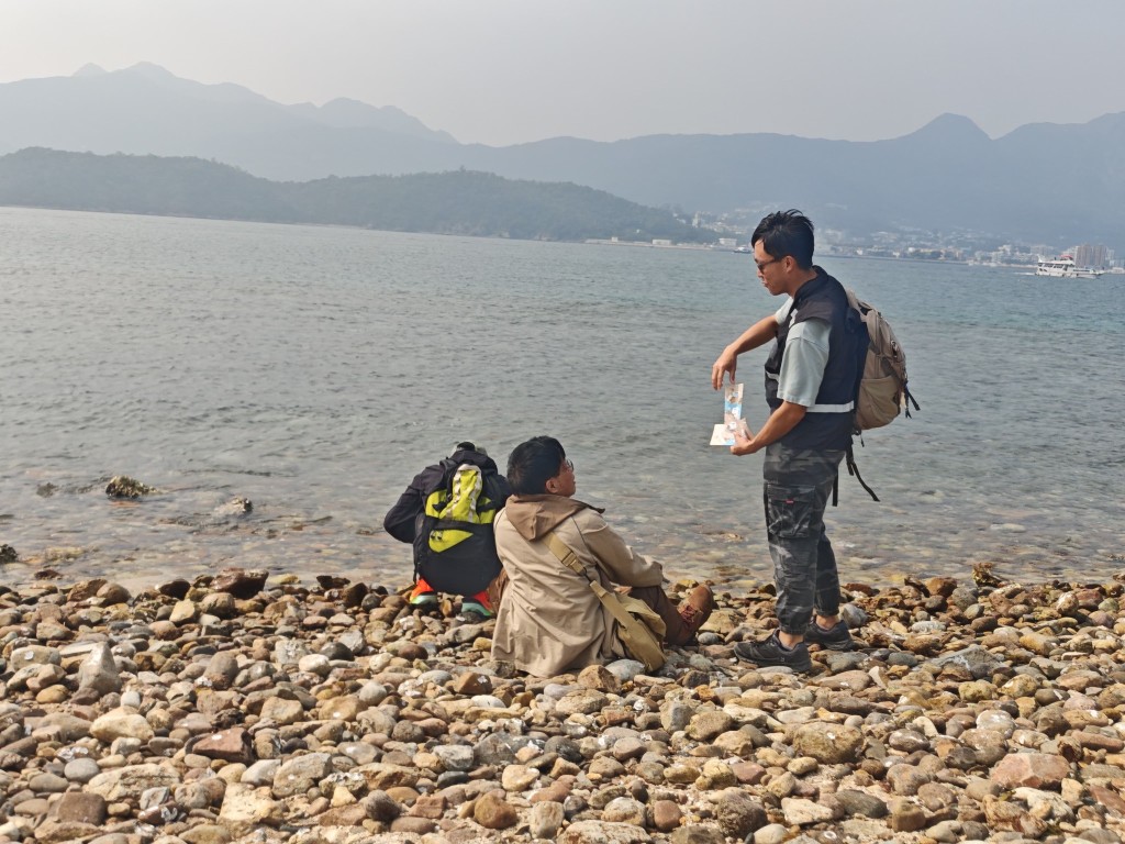 農曆新年黃金周期間，漁護署人員在橋咀洲向遊人推廣海洋保育信息。漁護署fb圖片