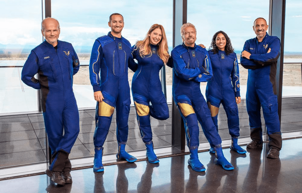 布兰森（右三）与五名机组人员，去年7月曾搭自家太空船上太空。AP/路透社
