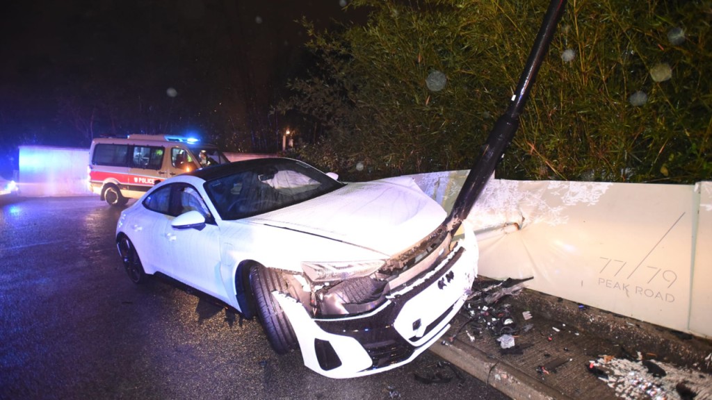 私家車撞毀一條燈柱。