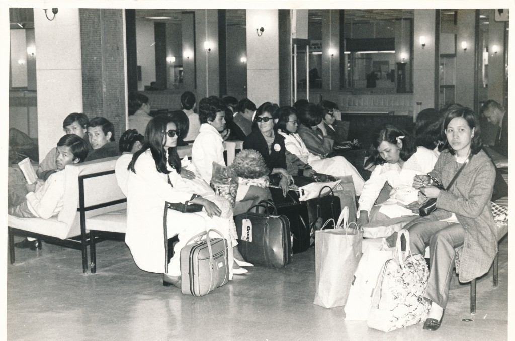 1971年启德机场乘客在离境大堂等候。资料图片