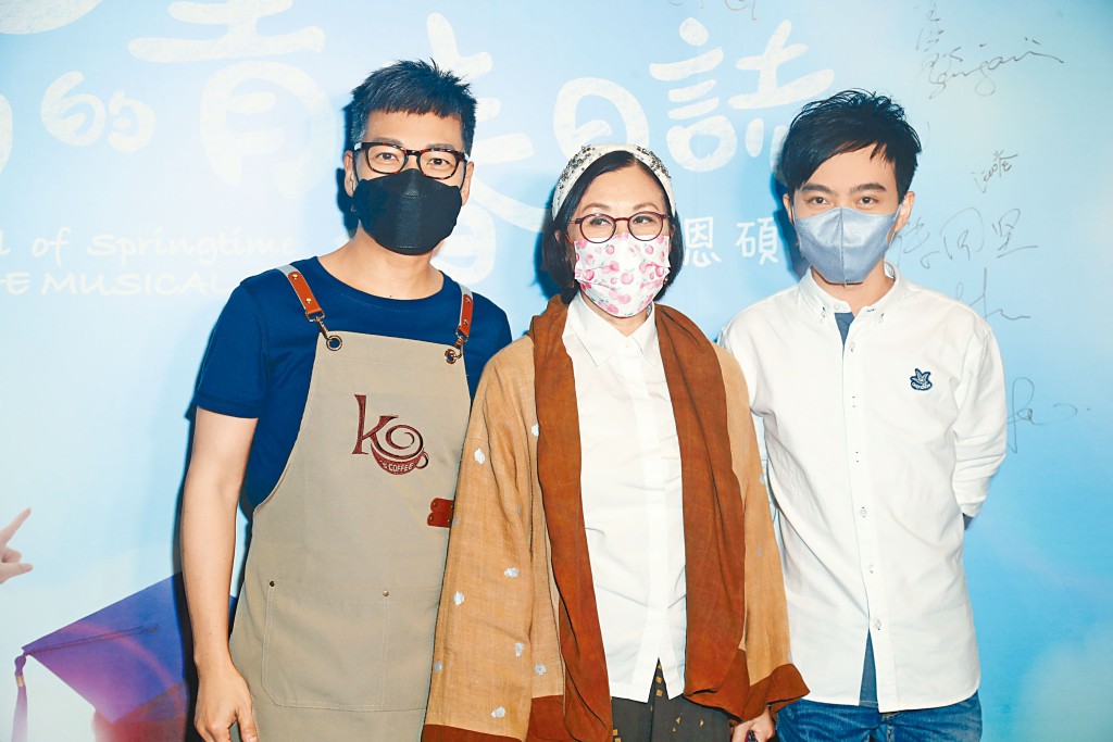 汪明荃(中)欣賞音樂劇《我們的青春日誌》,大讚音樂劇創作人陳恩碩(右)有才華。