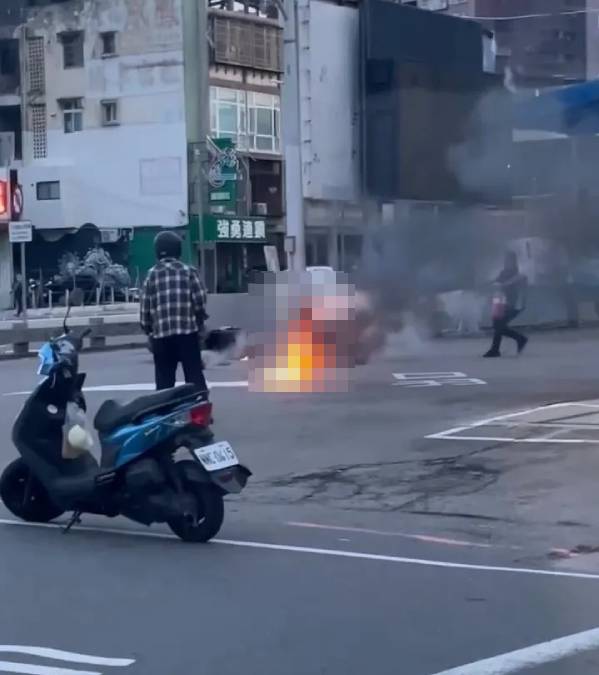 台中有男子在加油站外自焚。Threads