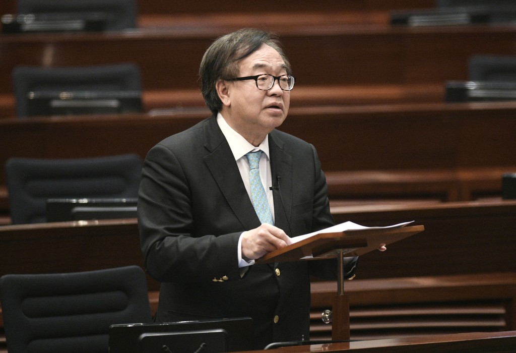 程界立法会议员卢伟国认为,由法官领导的三人小组非常适合。资料图片 程界立法会议员卢伟国认为,由法官领导的三人小组非常适合。资料图片