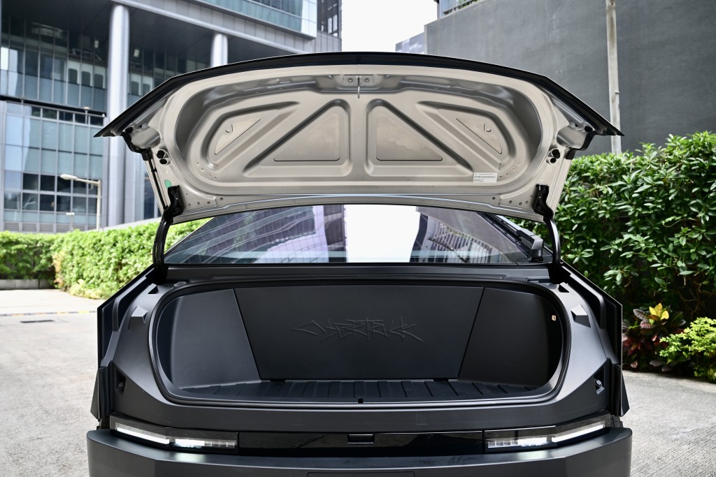 Tesla Cybertruck車頭設有200公升儲物箱，頭冚為電動開關。