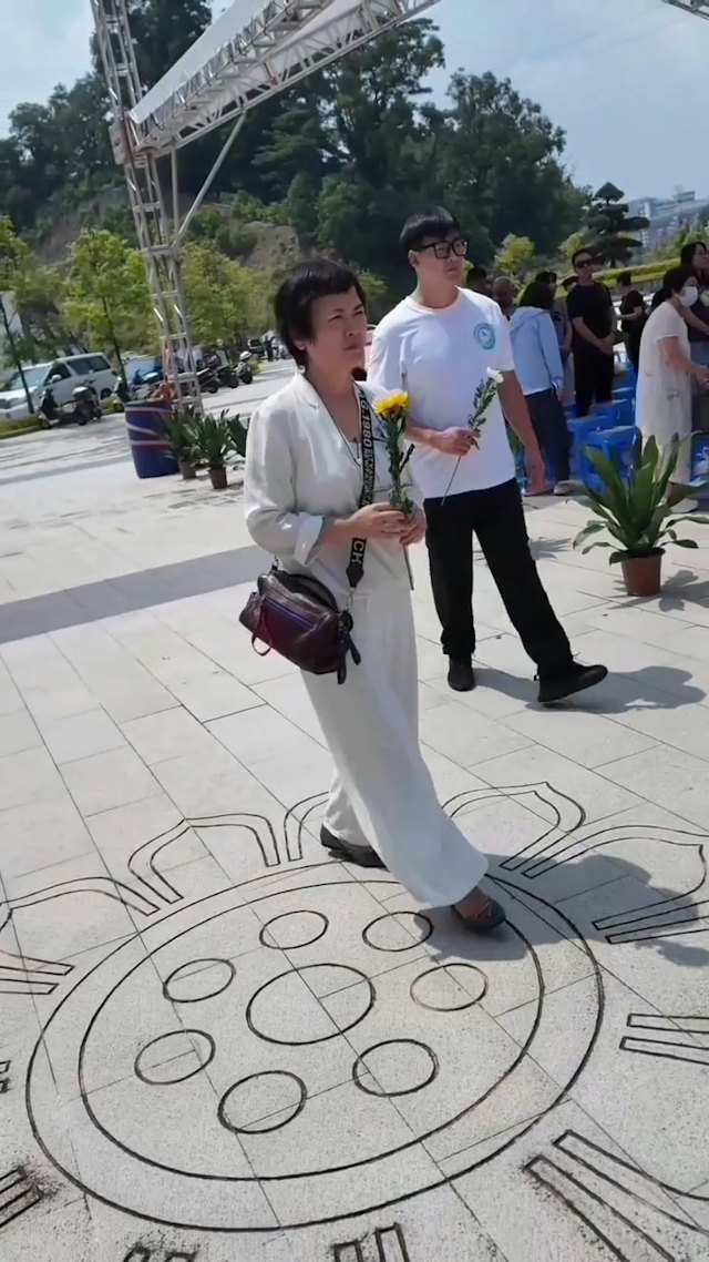 陳觀泰的遺孀湯利萍與一眾親友日前乘船出海送行。 陳觀泰的遺孀湯利萍與一眾親友日前乘船出海送行。
