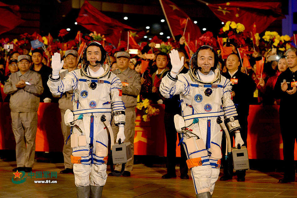 陈冬（左）与景海鹏（右）在神舟十一号任务出征仪式上挥手。