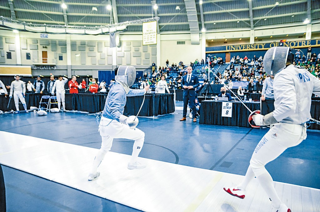 李澤峰(左)決賽負哈佛選手杜尼治域斯,最終奪銀。