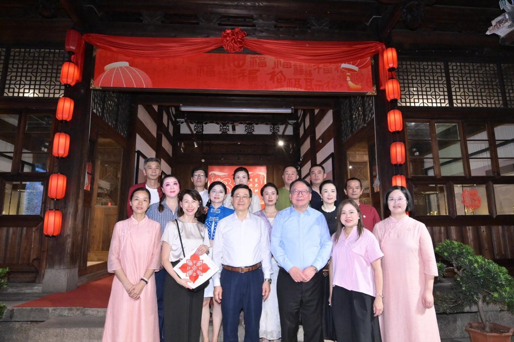 文體旅局局長羅淑佩(前排右二)與政務司司長(前排右三)和特首辦主任(前排左二)等人陪同行政長官(前排左三),一同到訪福州的歷史文化街區「三坊七巷」明清古建築群。羅淑佩FB圖片 文體旅局局長羅淑佩(前排右二)與政務司司長(前排右三)和特首辦主任(前排左二)等人陪同行政長官(前排左三),一同到訪福州的歷史文化街區「三坊七巷」明清古建築群。羅淑佩FB圖片