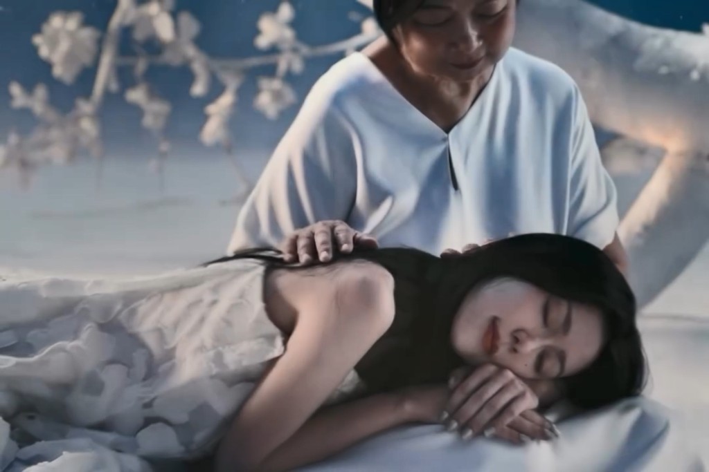 薛凱琪早前推出新歌〈天之外〉，破天荒力邀媽咪親身上陣合拍 MV。
