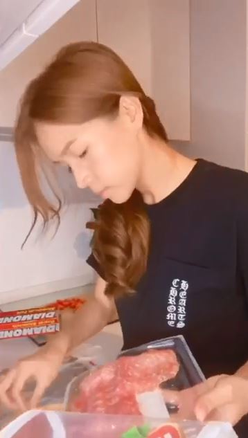 放火腿完全遮晒。