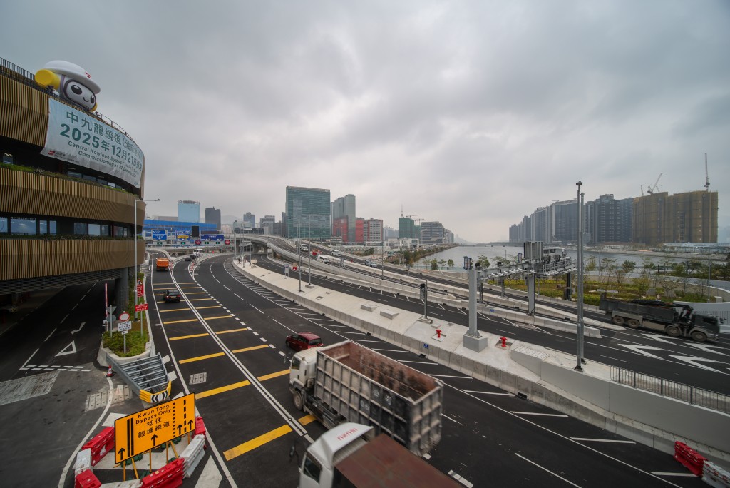 不少工程“泥头车”经过隧道。