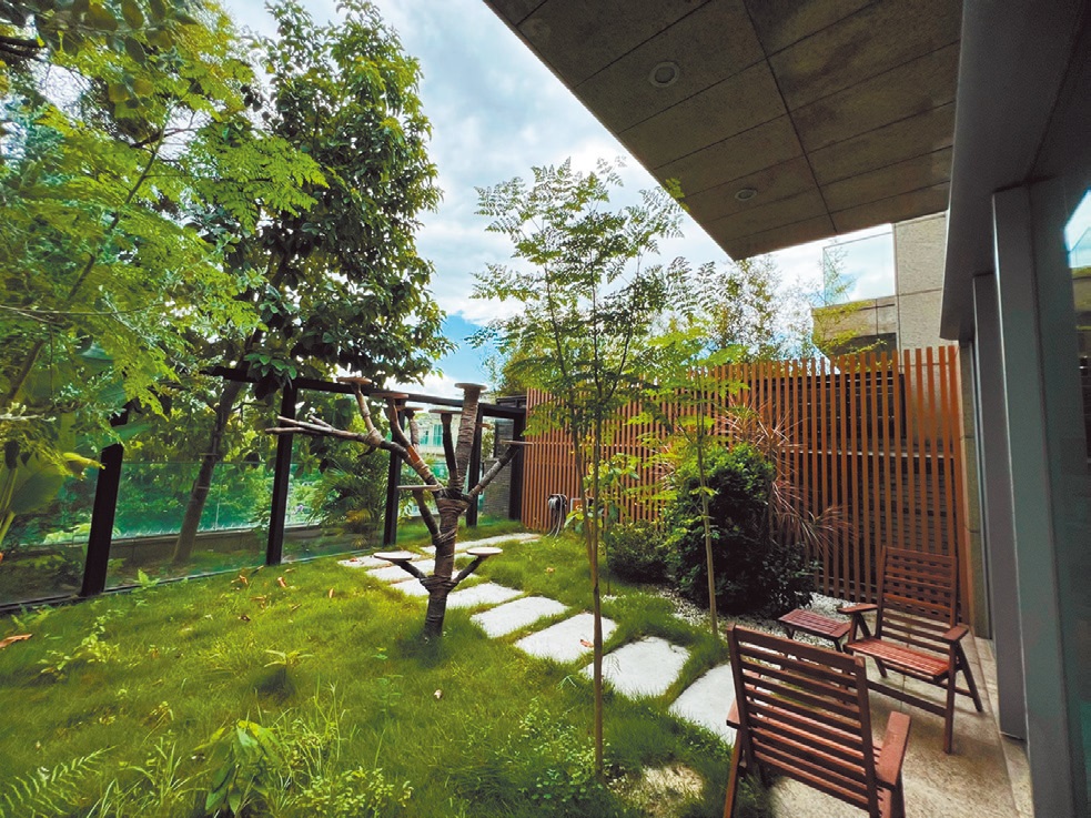 花园环境清新，设有户外木制餐椅，可尽享惬意放松生活。