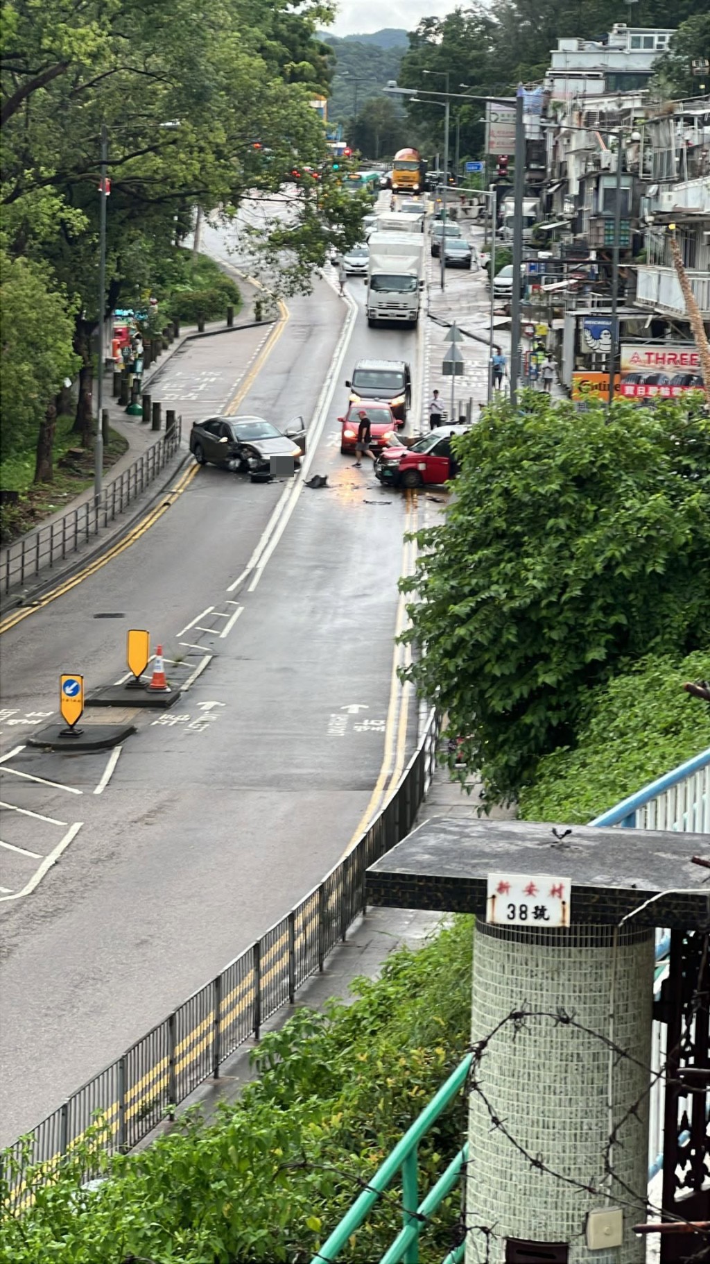 一輛私家車與的士於西貢公路近菠蘿輋發生相撞。fb「香港公共交通智庫」圖片 一輛私家車與的士於西貢公路近菠蘿輋發生相撞。fb「香港公共交通智庫」圖片