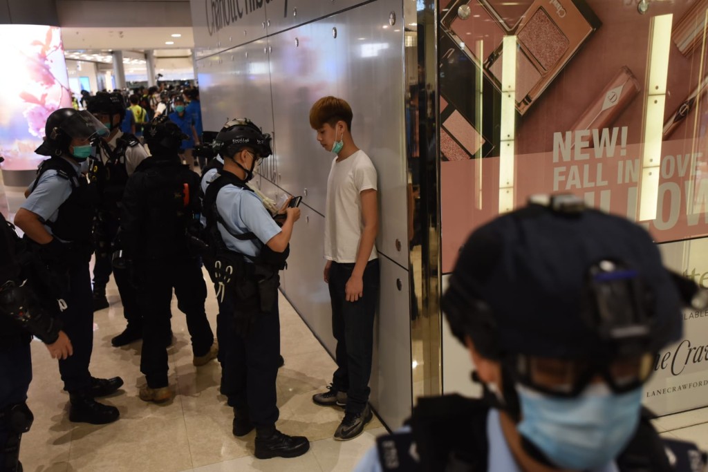 警方截查聚集人士