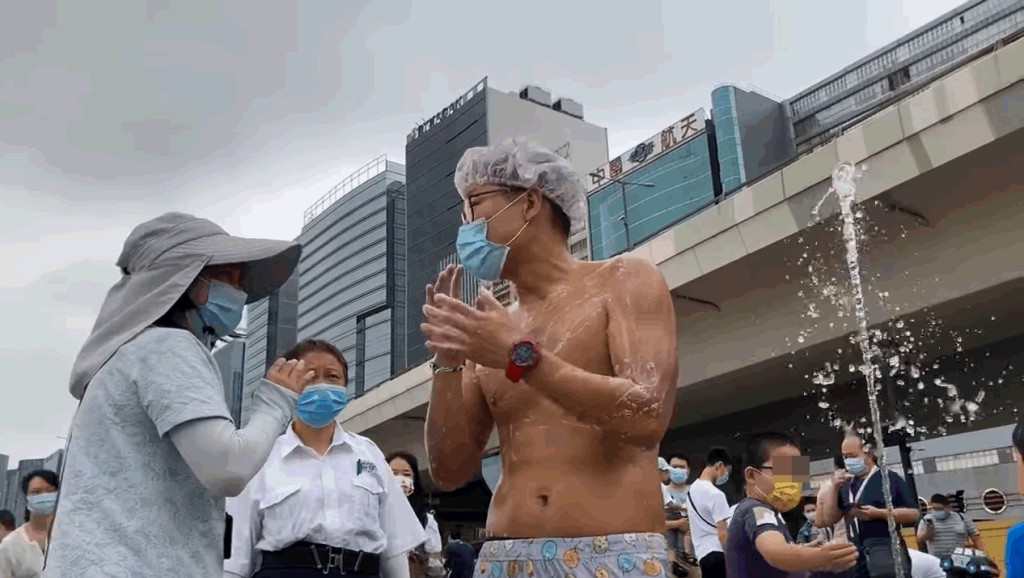 「东方升」在音乐喷泉用枧液冲凉讽刺工程是小白象。网上片段截图